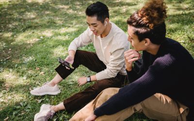 deux garçons dans un parc regarde l'écran d'un smartphone